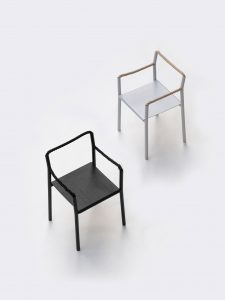 Французский дуэт Ronan и Erwan  изготовили стул для финской мебельной марки Artek из металлического каркаса, переплетенного одной морской веревкой, которая образует его заднюю часть и подлокотники.
